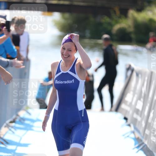 25.08.2024 - Elbe Triathlon Hamburg H.Heesch http://msf.ph/oto/6845054 25.08.2024 14:43:30 Schwimmen  meine-sportfotos.de