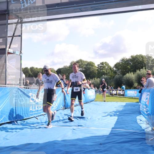 25.08.2024 - Elbe Triathlon Hamburg H.Heesch http://msf.ph/oto/6846076 25.08.2024 10:38:41 Ziel 59, 69, 70 meine-sportfotos.de