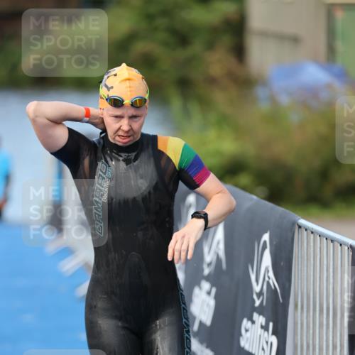 25.08.2024 - Elbe Triathlon Hamburg H.Heesch http://msf.ph/oto/6846250 25.08.2024 08:49:00 Schwimmen 133, 143, 170, 177 meine-sportfotos.de