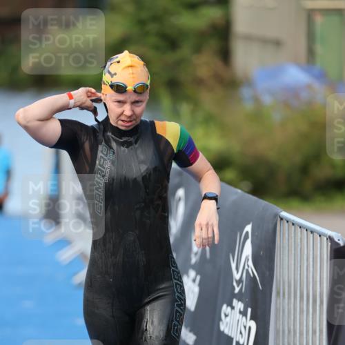 25.08.2024 - Elbe Triathlon Hamburg H.Heesch http://msf.ph/oto/6846265 25.08.2024 08:49:00 Schwimmen 133, 143, 170, 177 meine-sportfotos.de