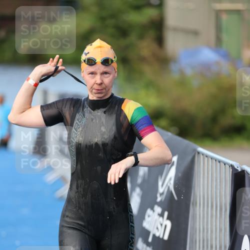 25.08.2024 - Elbe Triathlon Hamburg H.Heesch http://msf.ph/oto/6846313 25.08.2024 08:49:00 Schwimmen 133, 143, 170, 177 meine-sportfotos.de