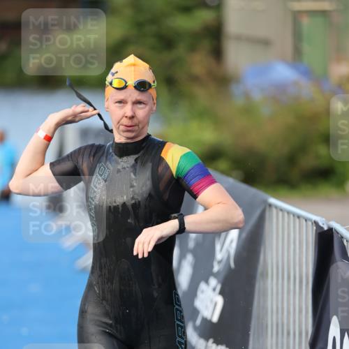 25.08.2024 - Elbe Triathlon Hamburg H.Heesch http://msf.ph/oto/6846336 25.08.2024 08:49:00 Schwimmen 133, 143, 170, 177 meine-sportfotos.de