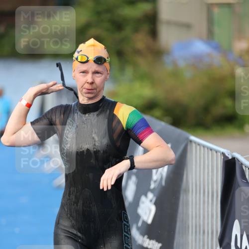 25.08.2024 - Elbe Triathlon Hamburg H.Heesch http://msf.ph/oto/6846341 25.08.2024 08:49:00 Schwimmen 133, 143, 170, 177 meine-sportfotos.de