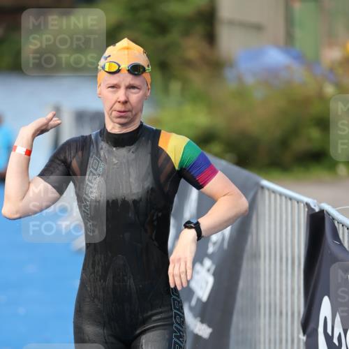 25.08.2024 - Elbe Triathlon Hamburg H.Heesch http://msf.ph/oto/6846353 25.08.2024 08:49:00 Schwimmen 133, 143, 170, 177 meine-sportfotos.de