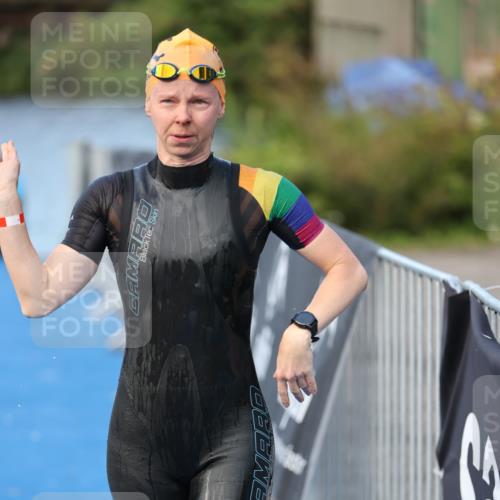 25.08.2024 - Elbe Triathlon Hamburg H.Heesch http://msf.ph/oto/6846367 25.08.2024 08:49:01 Schwimmen 133, 143, 170, 177 meine-sportfotos.de