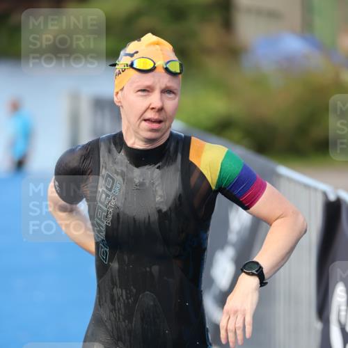 25.08.2024 - Elbe Triathlon Hamburg H.Heesch http://msf.ph/oto/6846379 25.08.2024 08:49:01 Schwimmen 133, 143, 170, 177 meine-sportfotos.de