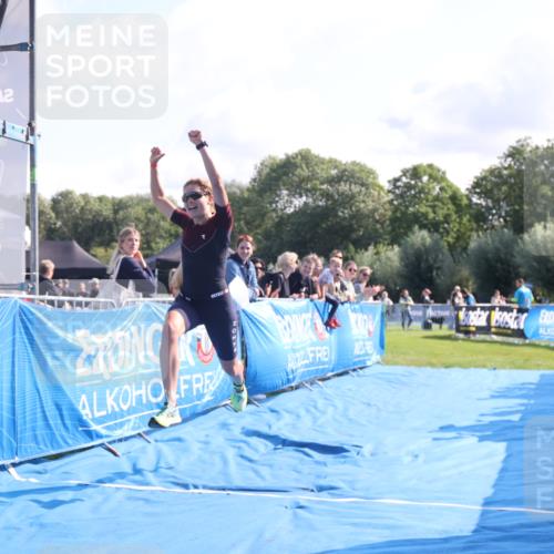25.08.2024 - Elbe Triathlon Hamburg H.Heesch http://msf.ph/oto/6846460 25.08.2024 10:39:20 Ziel 120 meine-sportfotos.de