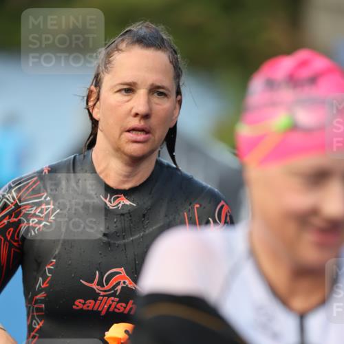25.08.2024 - Elbe Triathlon Hamburg H.Heesch http://msf.ph/oto/6846800 25.08.2024 08:50:07 Schwimmen 118, 127, 155 meine-sportfotos.de