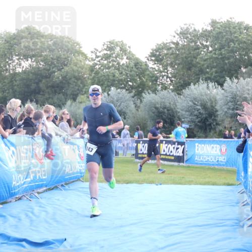 25.08.2024 - Elbe Triathlon Hamburg H.Heesch http://msf.ph/oto/6846801 25.08.2024 10:40:50 Ziel 242, 243 meine-sportfotos.de