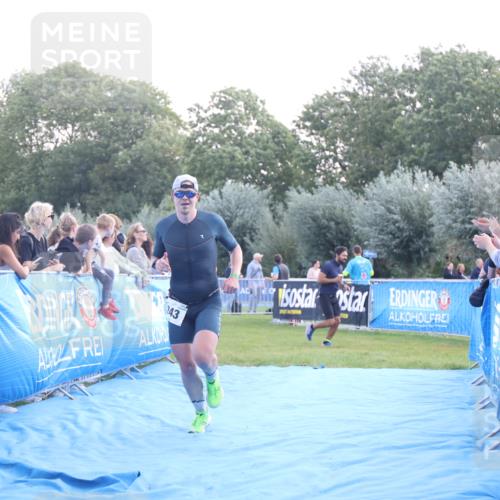 25.08.2024 - Elbe Triathlon Hamburg H.Heesch http://msf.ph/oto/6846819 25.08.2024 10:40:50 Ziel 242, 243 meine-sportfotos.de