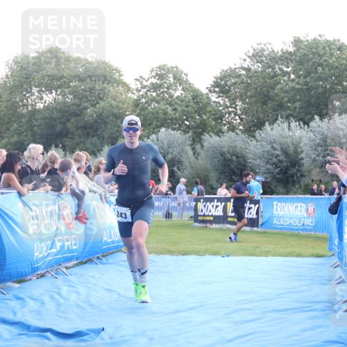25.08.2024 - Elbe Triathlon Hamburg H.Heesch http://msf.ph/oto/6846830 25.08.2024 10:40:50 Ziel 242, 243 meine-sportfotos.de