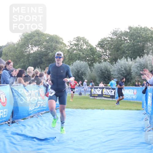 25.08.2024 - Elbe Triathlon Hamburg H.Heesch http://msf.ph/oto/6846841 25.08.2024 10:40:50 Ziel 242, 243 meine-sportfotos.de