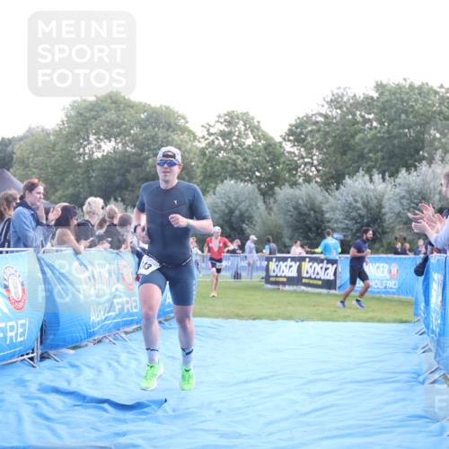 25.08.2024 - Elbe Triathlon Hamburg H.Heesch http://msf.ph/oto/6846845 25.08.2024 10:40:50 Ziel 242, 243 meine-sportfotos.de
