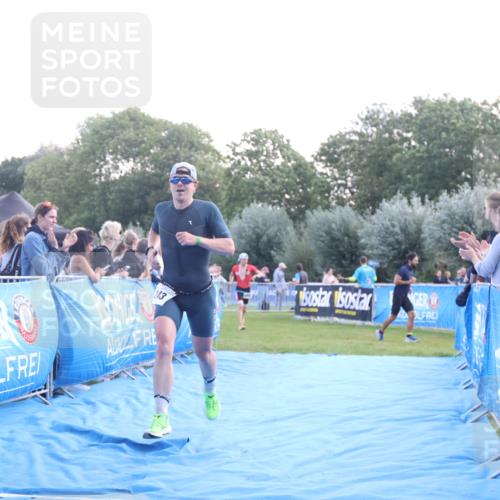 25.08.2024 - Elbe Triathlon Hamburg H.Heesch http://msf.ph/oto/6846851 25.08.2024 10:40:50 Ziel 242, 243 meine-sportfotos.de