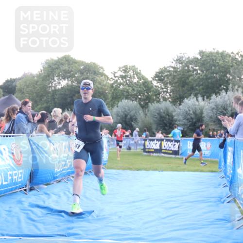 25.08.2024 - Elbe Triathlon Hamburg H.Heesch http://msf.ph/oto/6846860 25.08.2024 10:40:50 Ziel 242, 243 meine-sportfotos.de