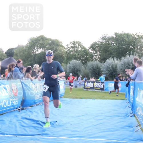 25.08.2024 - Elbe Triathlon Hamburg H.Heesch http://msf.ph/oto/6846865 25.08.2024 10:40:50 Ziel 242, 243 meine-sportfotos.de