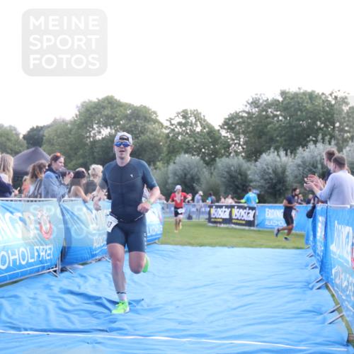 25.08.2024 - Elbe Triathlon Hamburg H.Heesch http://msf.ph/oto/6846873 25.08.2024 10:40:50 Ziel 242, 243 meine-sportfotos.de