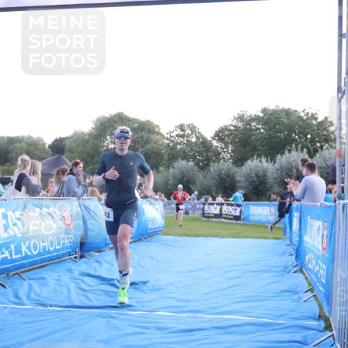 25.08.2024 - Elbe Triathlon Hamburg H.Heesch http://msf.ph/oto/6846893 25.08.2024 10:40:51 Ziel 242, 243 meine-sportfotos.de