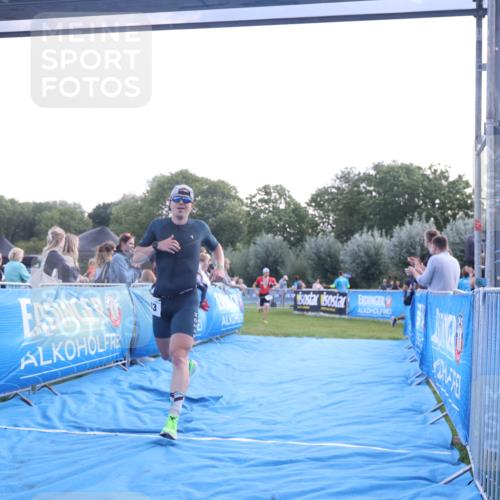 25.08.2024 - Elbe Triathlon Hamburg H.Heesch http://msf.ph/oto/6846900 25.08.2024 10:40:51 Ziel 242, 243 meine-sportfotos.de