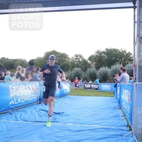 25.08.2024 - Elbe Triathlon Hamburg H.Heesch http://msf.ph/oto/6846907 25.08.2024 10:40:51 Ziel 242, 243 meine-sportfotos.de