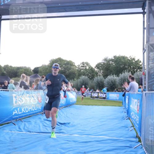 25.08.2024 - Elbe Triathlon Hamburg H.Heesch http://msf.ph/oto/6846914 25.08.2024 10:40:51 Ziel 242, 243 meine-sportfotos.de