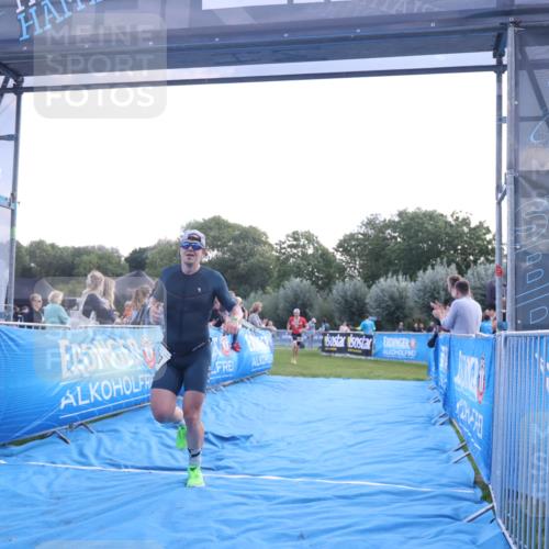 25.08.2024 - Elbe Triathlon Hamburg H.Heesch http://msf.ph/oto/6846919 25.08.2024 10:40:51 Ziel 242, 243 meine-sportfotos.de