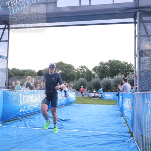 25.08.2024 - Elbe Triathlon Hamburg H.Heesch http://msf.ph/oto/6846927 25.08.2024 10:40:51 Ziel 242, 243 meine-sportfotos.de