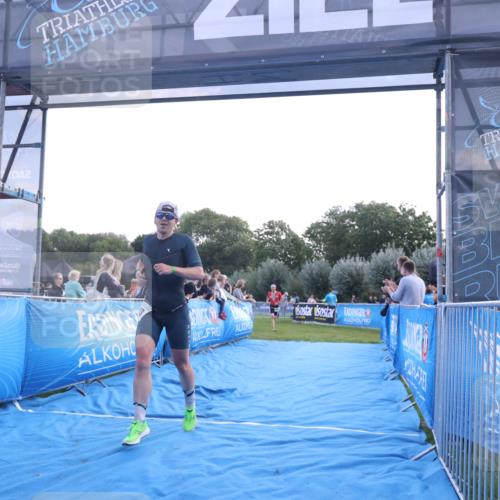 25.08.2024 - Elbe Triathlon Hamburg H.Heesch http://msf.ph/oto/6846933 25.08.2024 10:40:51 Ziel 242, 243 meine-sportfotos.de