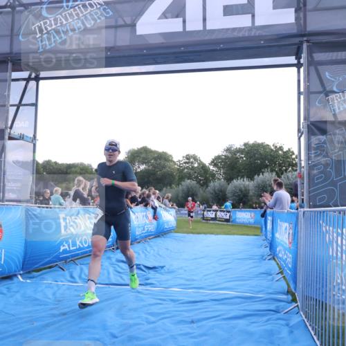 25.08.2024 - Elbe Triathlon Hamburg H.Heesch http://msf.ph/oto/6846938 25.08.2024 10:40:51 Ziel 242, 243 meine-sportfotos.de