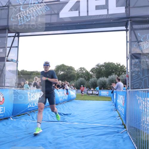 25.08.2024 - Elbe Triathlon Hamburg H.Heesch http://msf.ph/oto/6846944 25.08.2024 10:40:51 Ziel 242, 243 meine-sportfotos.de