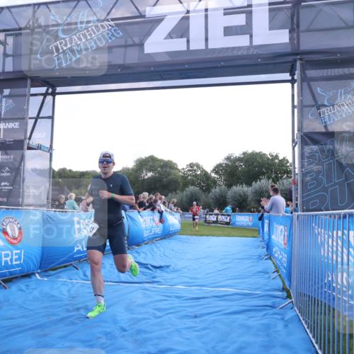 25.08.2024 - Elbe Triathlon Hamburg H.Heesch http://msf.ph/oto/6846949 25.08.2024 10:40:51 Ziel 242, 243 meine-sportfotos.de