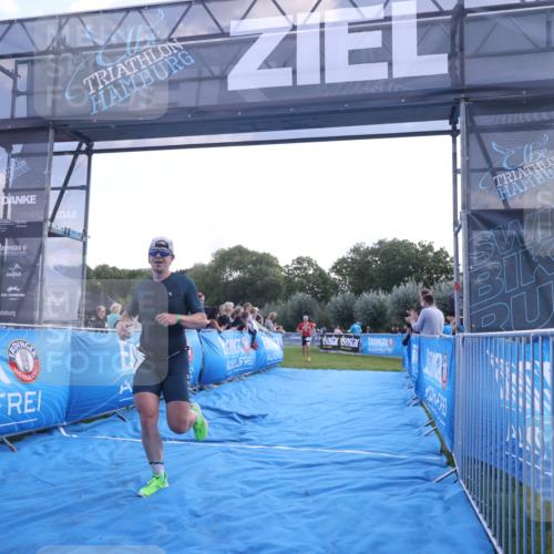 25.08.2024 - Elbe Triathlon Hamburg H.Heesch http://msf.ph/oto/6846956 25.08.2024 10:40:51 Ziel 242, 243 meine-sportfotos.de