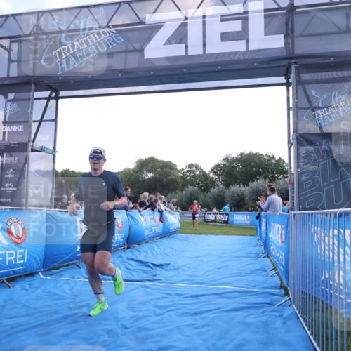 25.08.2024 - Elbe Triathlon Hamburg H.Heesch http://msf.ph/oto/6846968 25.08.2024 10:40:51 Ziel 242, 243 meine-sportfotos.de