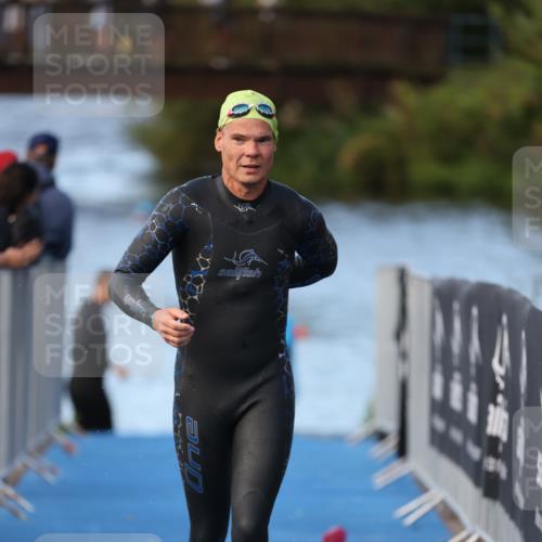 25.08.2024 - Elbe Triathlon Hamburg H.Heesch http://msf.ph/oto/6846970 25.08.2024 08:50:26 Schwimmen 118, 127, 155, 330 meine-sportfotos.de