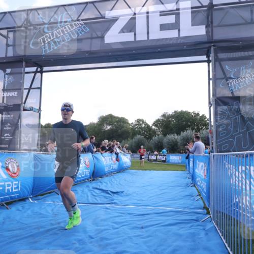 25.08.2024 - Elbe Triathlon Hamburg H.Heesch http://msf.ph/oto/6846973 25.08.2024 10:40:51 Ziel 242, 243 meine-sportfotos.de
