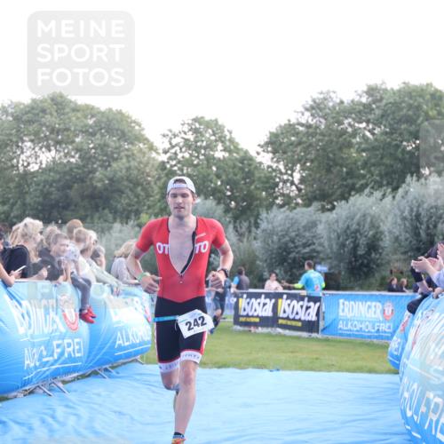 25.08.2024 - Elbe Triathlon Hamburg H.Heesch http://msf.ph/oto/6846978 25.08.2024 10:40:55 Ziel 242, 243 meine-sportfotos.de