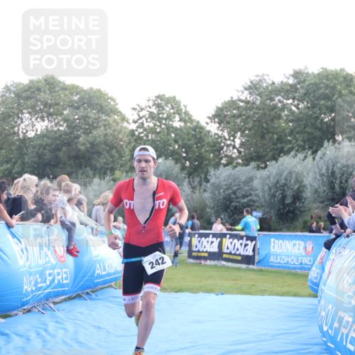 25.08.2024 - Elbe Triathlon Hamburg H.Heesch http://msf.ph/oto/6846986 25.08.2024 10:40:55 Ziel 242, 243 meine-sportfotos.de