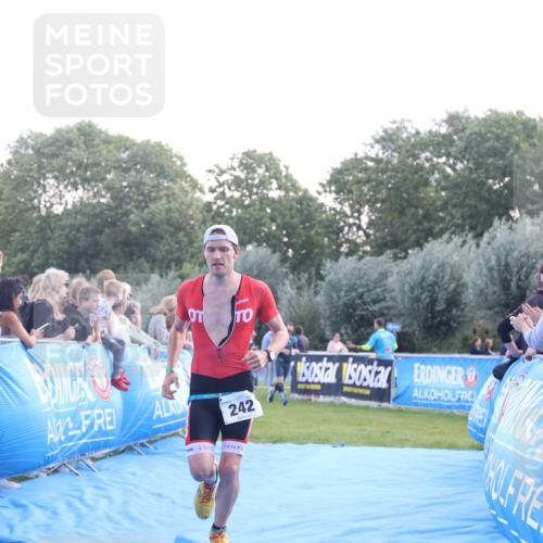 25.08.2024 - Elbe Triathlon Hamburg H.Heesch http://msf.ph/oto/6846988 25.08.2024 10:40:55 Ziel 242, 243 meine-sportfotos.de