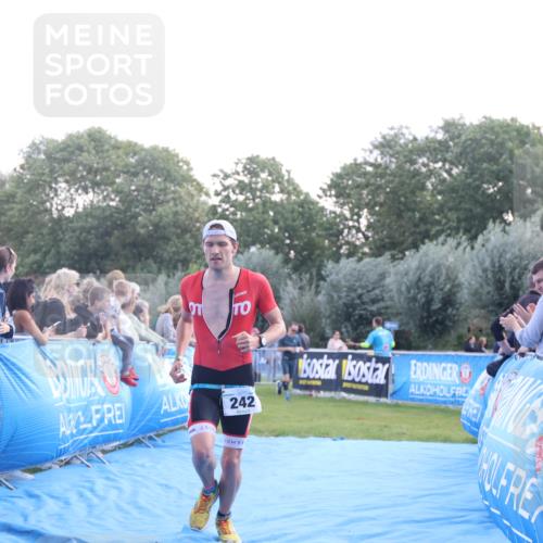 25.08.2024 - Elbe Triathlon Hamburg H.Heesch http://msf.ph/oto/6846994 25.08.2024 10:40:55 Ziel 242, 243 meine-sportfotos.de