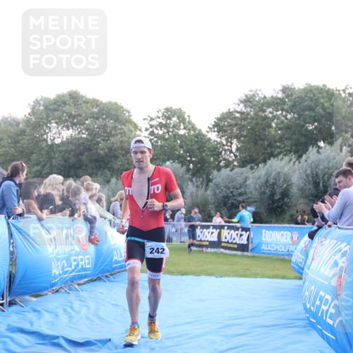 25.08.2024 - Elbe Triathlon Hamburg H.Heesch http://msf.ph/oto/6847002 25.08.2024 10:40:55 Ziel 242, 243 meine-sportfotos.de