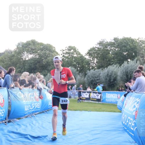 25.08.2024 - Elbe Triathlon Hamburg H.Heesch http://msf.ph/oto/6847008 25.08.2024 10:40:55 Ziel 242, 243 meine-sportfotos.de