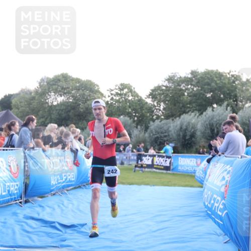 25.08.2024 - Elbe Triathlon Hamburg H.Heesch http://msf.ph/oto/6847011 25.08.2024 10:40:55 Ziel 242, 243 meine-sportfotos.de