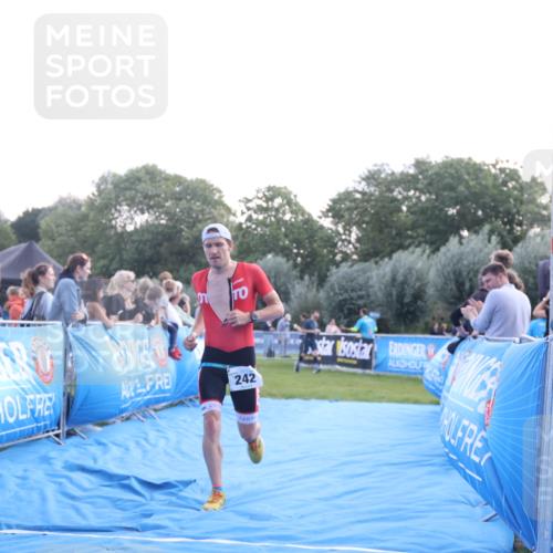 25.08.2024 - Elbe Triathlon Hamburg H.Heesch http://msf.ph/oto/6847019 25.08.2024 10:40:55 Ziel 242, 243 meine-sportfotos.de