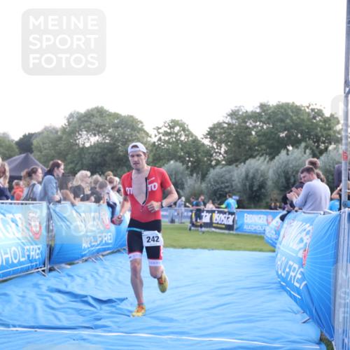 25.08.2024 - Elbe Triathlon Hamburg H.Heesch http://msf.ph/oto/6847022 25.08.2024 10:40:55 Ziel 242, 243 meine-sportfotos.de