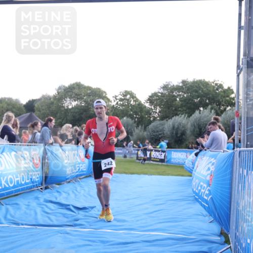 25.08.2024 - Elbe Triathlon Hamburg H.Heesch http://msf.ph/oto/6847036 25.08.2024 10:40:55 Ziel 242, 243 meine-sportfotos.de