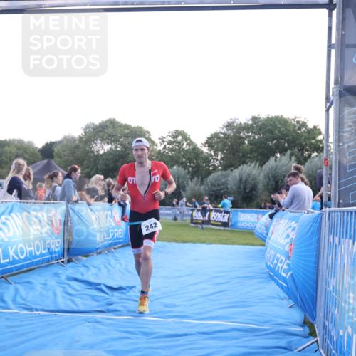 25.08.2024 - Elbe Triathlon Hamburg H.Heesch http://msf.ph/oto/6847039 25.08.2024 10:40:55 Ziel 242, 243 meine-sportfotos.de