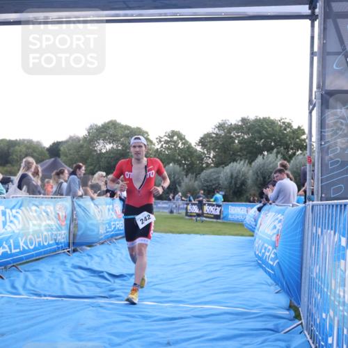 25.08.2024 - Elbe Triathlon Hamburg H.Heesch http://msf.ph/oto/6847044 25.08.2024 10:40:55 Ziel 242, 243 meine-sportfotos.de