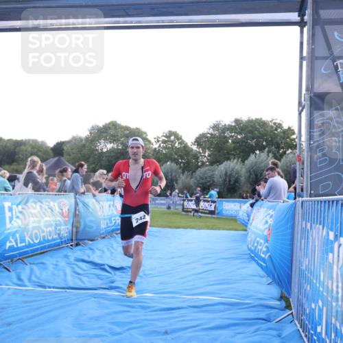 25.08.2024 - Elbe Triathlon Hamburg H.Heesch http://msf.ph/oto/6847053 25.08.2024 10:40:56 Ziel 242, 243 meine-sportfotos.de