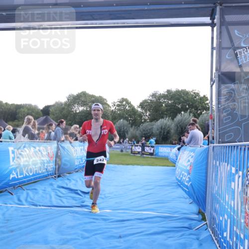 25.08.2024 - Elbe Triathlon Hamburg H.Heesch http://msf.ph/oto/6847063 25.08.2024 10:40:56 Ziel 242, 243 meine-sportfotos.de