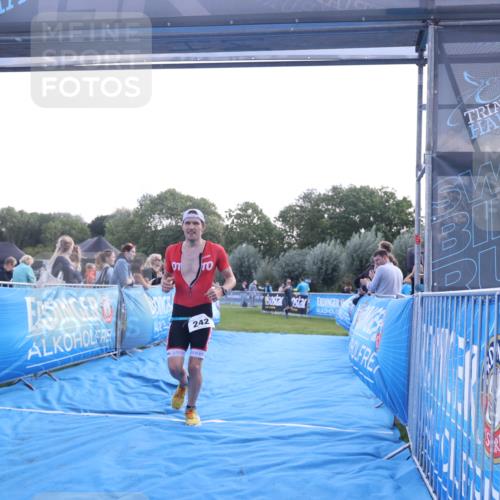 25.08.2024 - Elbe Triathlon Hamburg H.Heesch http://msf.ph/oto/6847069 25.08.2024 10:40:56 Ziel 242, 243 meine-sportfotos.de
